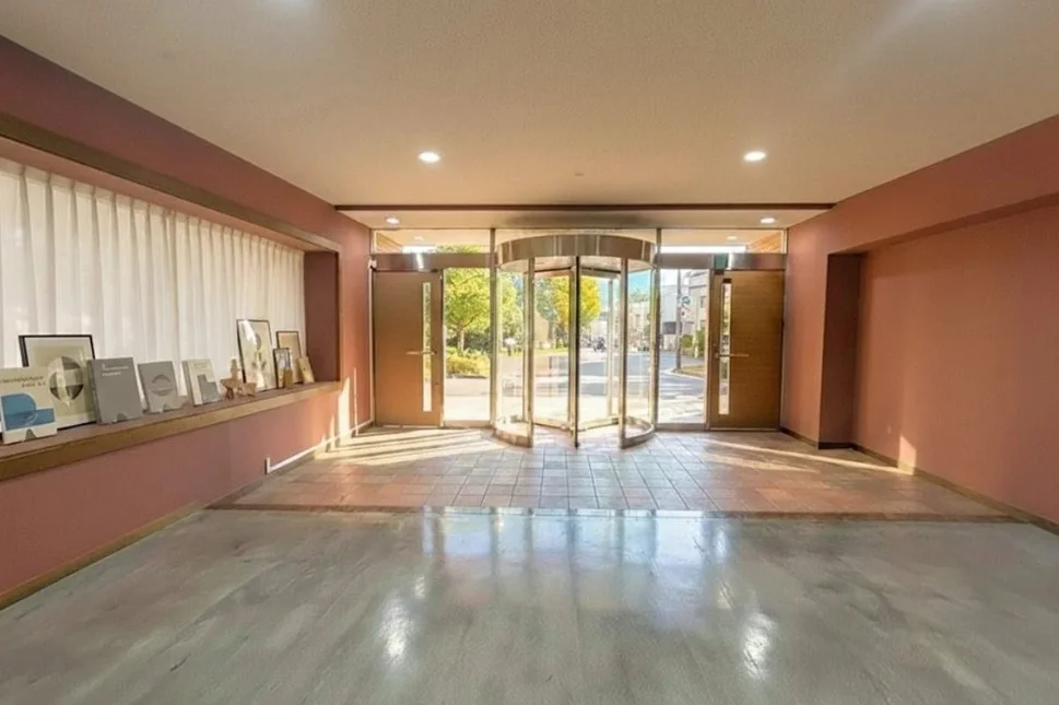 ⑨ガラスの回転扉が特徴的なエントランス