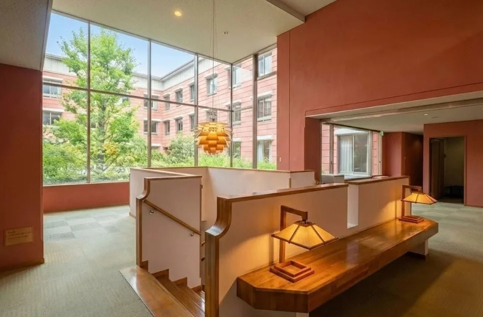 ⑤高い天井と大きな窓が開放的なエントランスホール