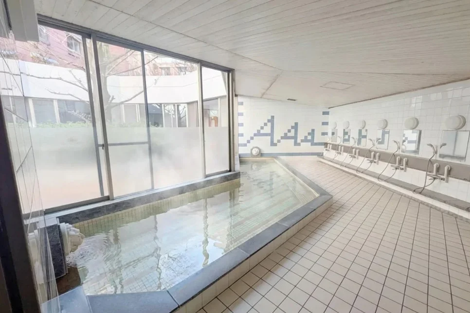 足を伸ばしてゆったり休める大浴場