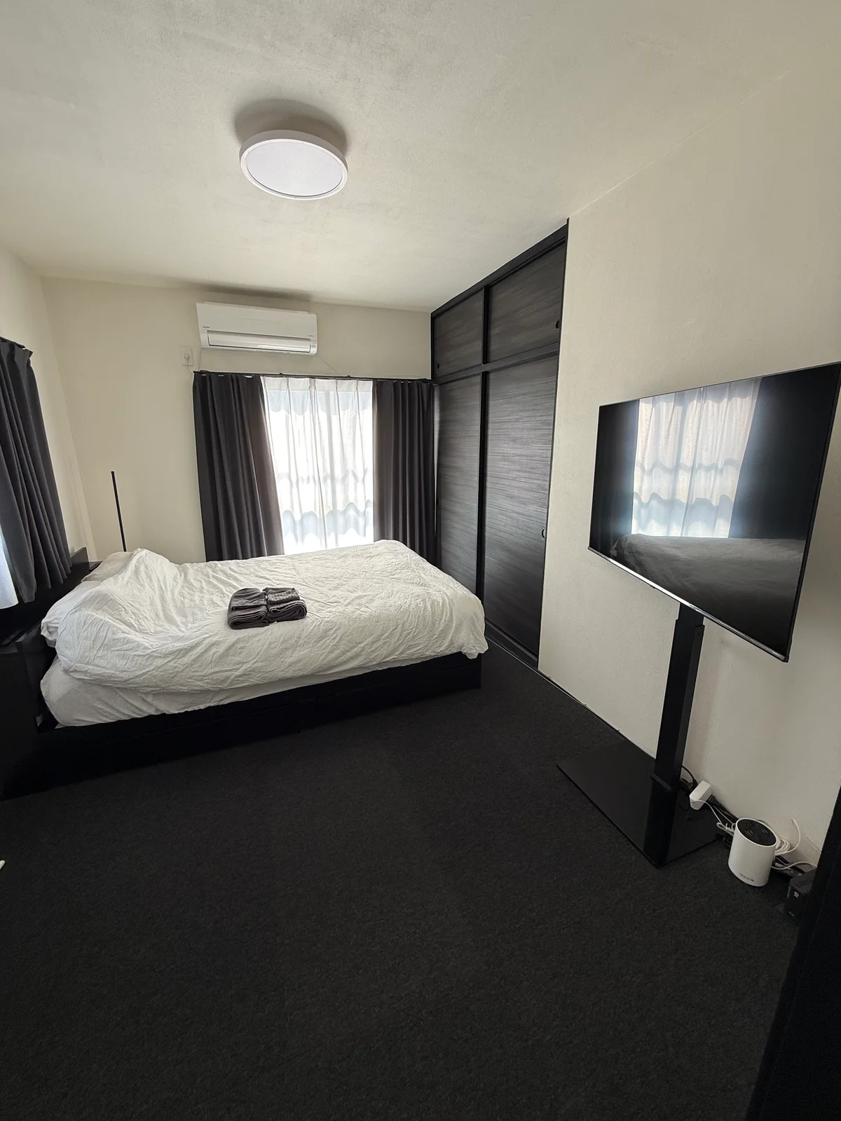 50インチ4Kテレビ、ダブルベッド、収納ボックス