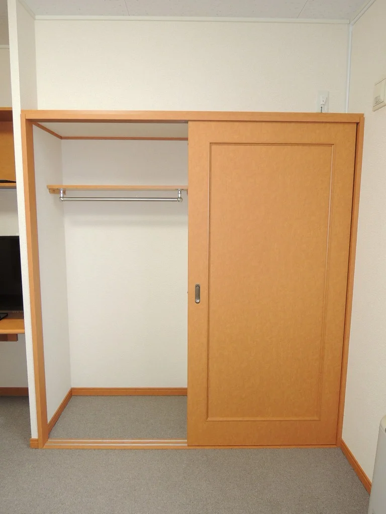 クローゼット。ハンガーパイプ付なのでコートやスーツなども掛けておけます。