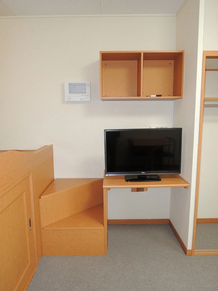 ３２型液晶テレビが設置済み。ベッドへ上がる階段部分も収納として使えます。