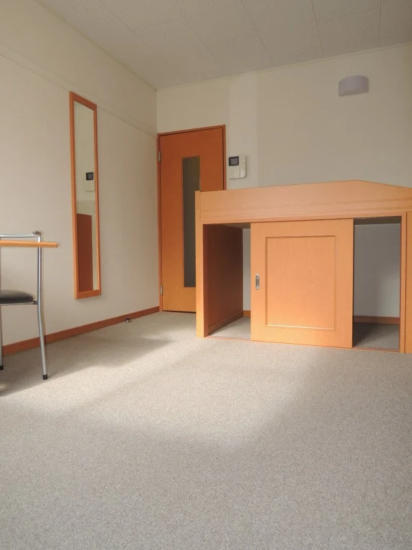 洋室から玄関側になります。