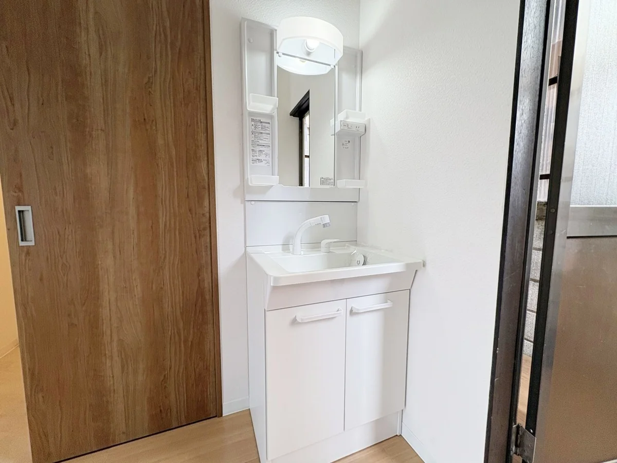 独立洗面台です✨歯ブラシや化粧水などの収納にもばっちりです！