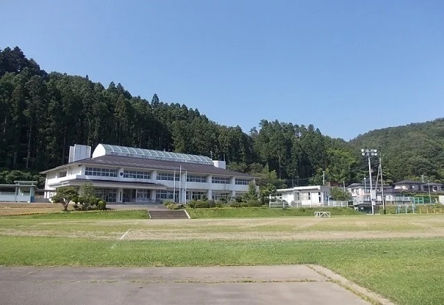 湯元小学校まで250m