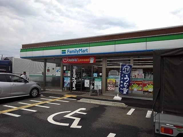 ファミリーマート越谷南荻島北店まで300m