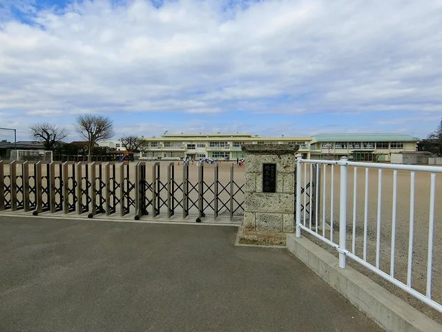 伊勢崎市立境東小学校まで1200m