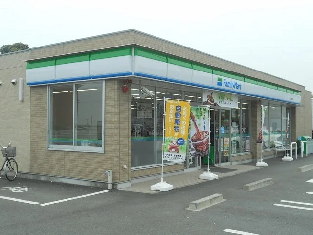 ファミリーマート　坂部店まで550m