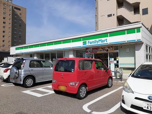 ファミリーマート金沢橋場町店まで180m