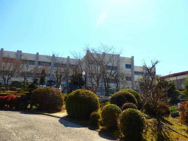 桑部小学校まで1500m