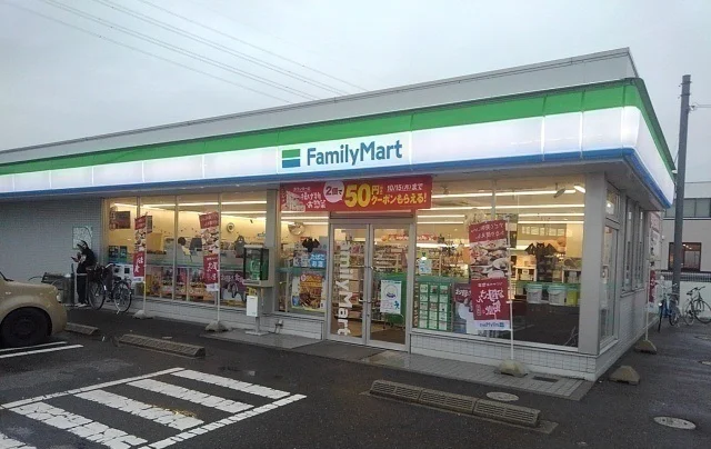 ファミリーマート中庄店まで500m