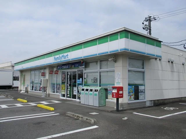 ファミリーマート 西都右松店まで700m
