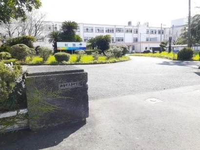 西都市立妻中学校まで1000m