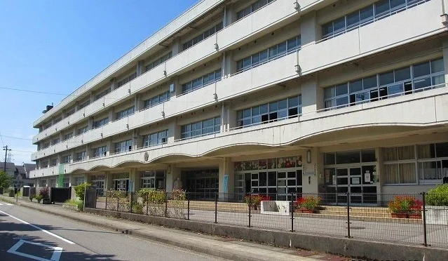 四十万小学校まで400m