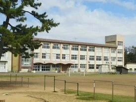 国府小学校まで1800m