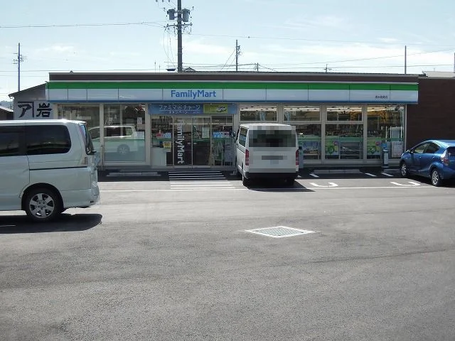 ファミリーマートまで700m