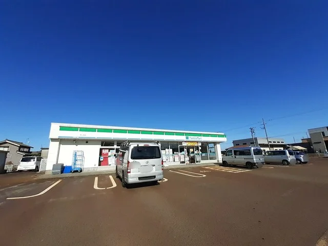 ファミリーマート燕小高店まで308m