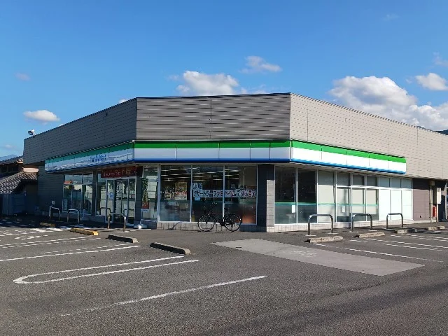 ファミリーマート新居浜中村店まで190m