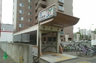 新道東駅まで270m