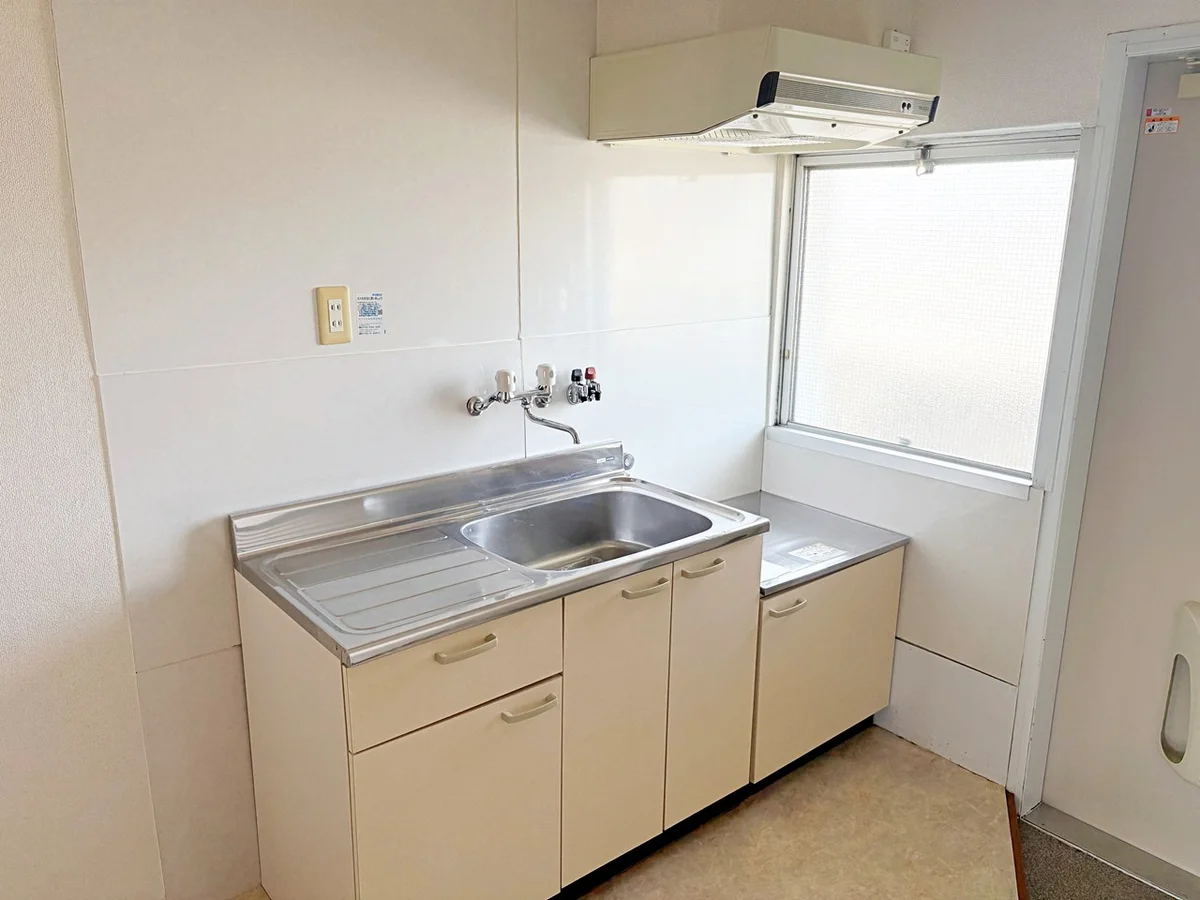 キッチン、備品設置前写真です。お好きな時にお料理していただけます🍳