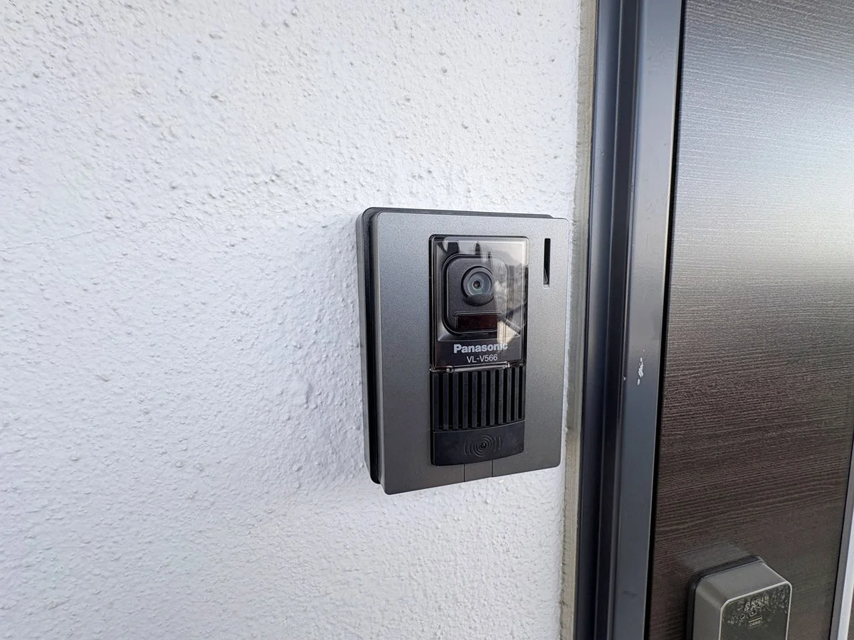 玄関にはモニターインターホンがあります☆