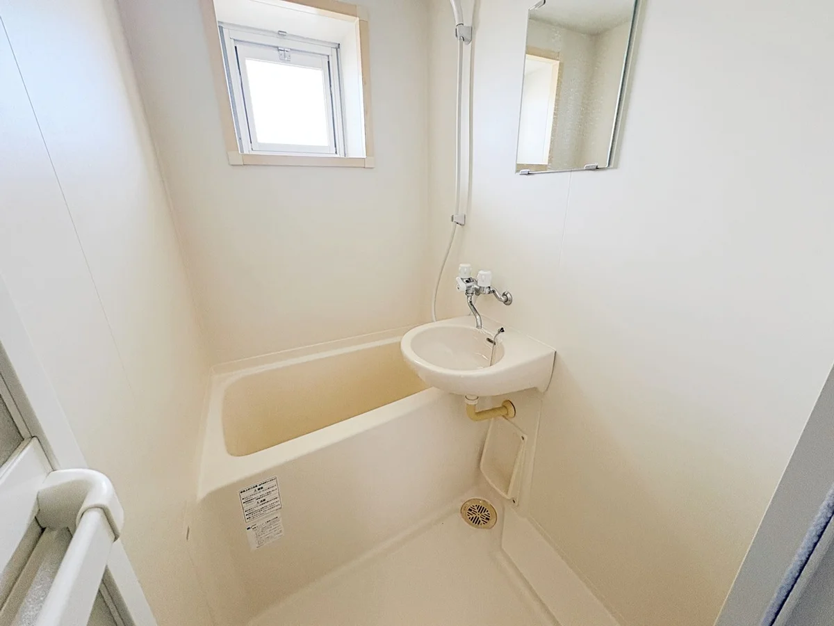 独立タイプのお風呂、備品設置前写真です。