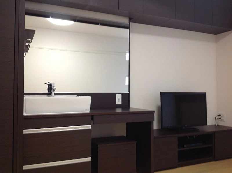 大きな鏡付き独立洗面台