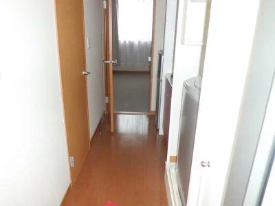 通路左側の扉がバス・トイレ。