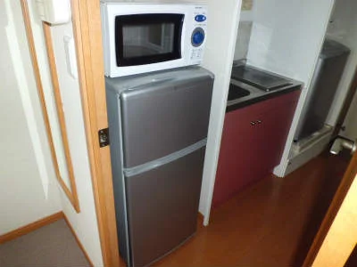 冷蔵庫と電子レンジはキッチン隣です。