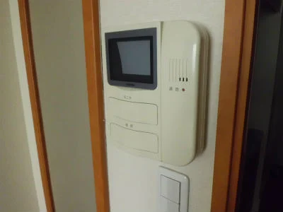 モニターホンと姿見。