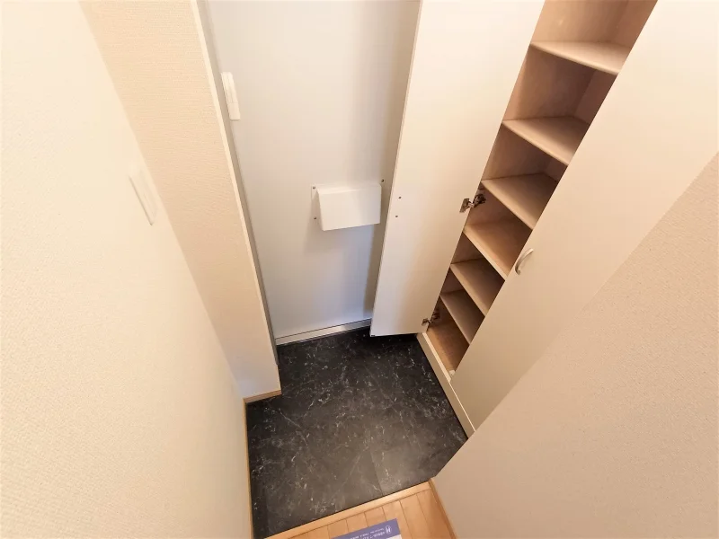 玄関には下駄箱スペースあり