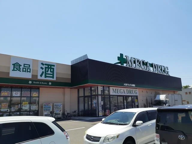 メガドラッグ小柳店まで881m
