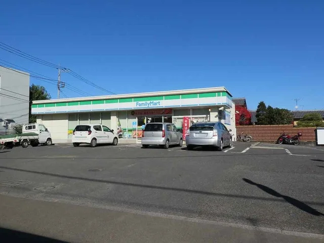 ファミリーマートまで220m