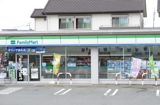 ファミリーマート伊勢上地店まで750m