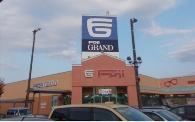 フジグラン十川店さんまで2400m