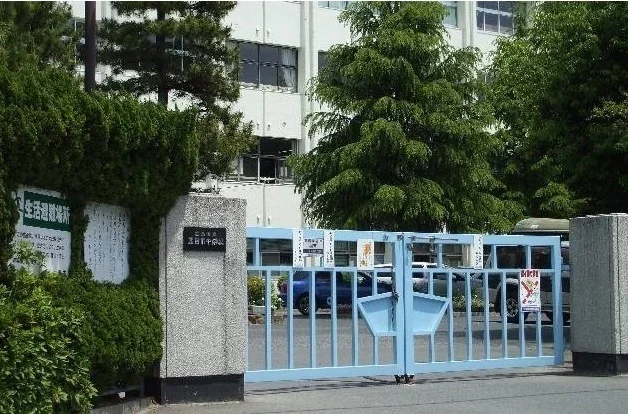 五日市中学校まで1800m