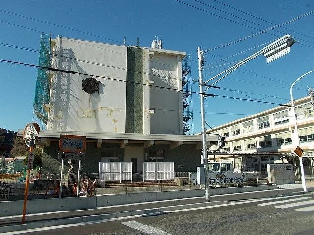 西奈小学校まで1300m