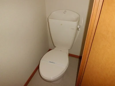 白く清潔なトイレです。