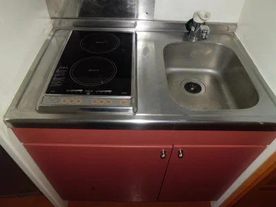 ２口電気コンロ付。掃除のしやすいキッチンです。