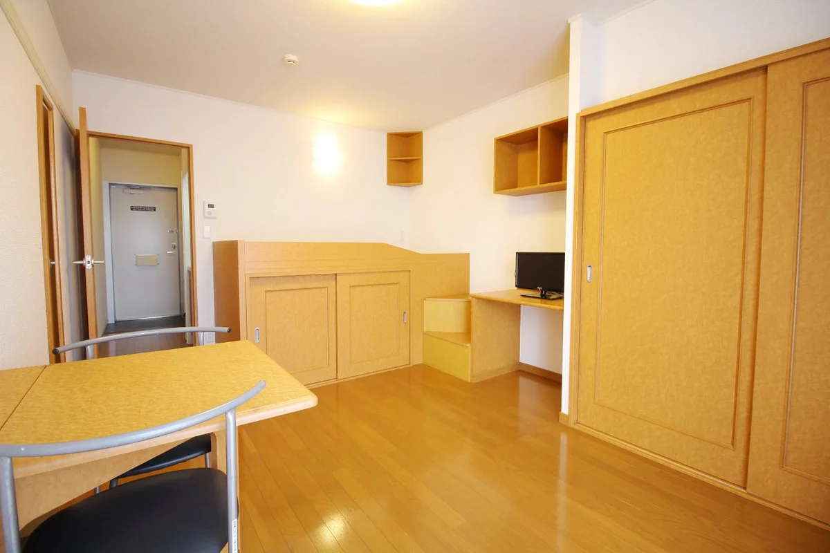 収納はクローゼットに加えて、ベッドの下にも！？