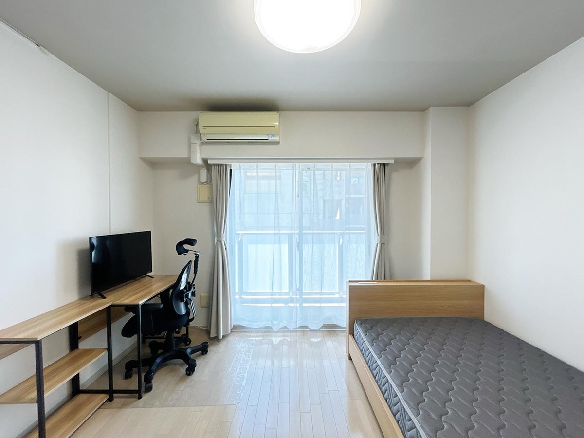 写真はお部屋のイメージです。ラグなどの室内装飾はございません。