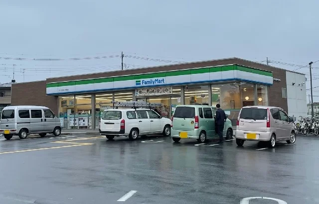 ファミマ　さいたま丸ヶ崎南店まで350m