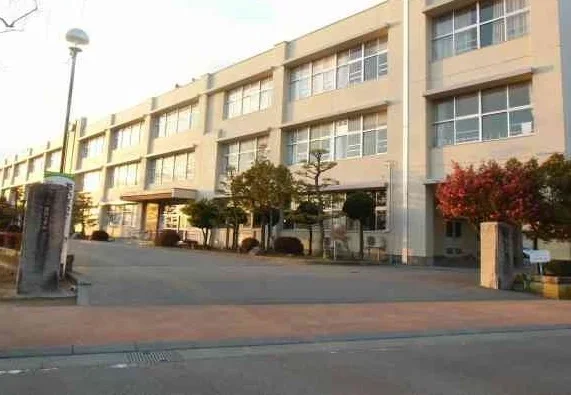 湯野小学校まで1000m