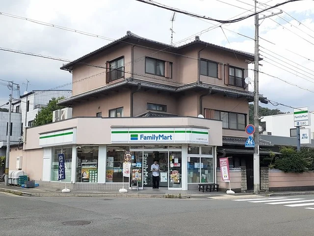 ファミリーマト大名屋京都北山店まで400m