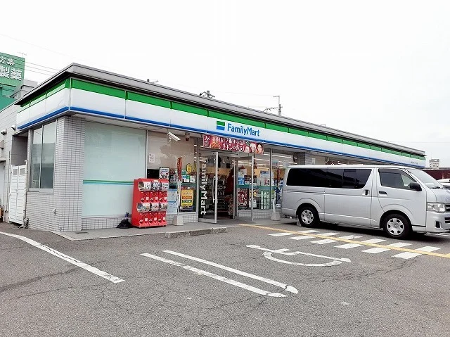 ファミリーマート玉津インター店まで400m