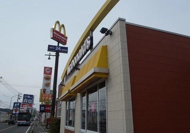 マクドナルドまで2100m