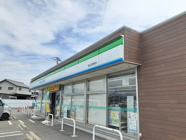 ファミリーマート亀山能褒野店まで1650m