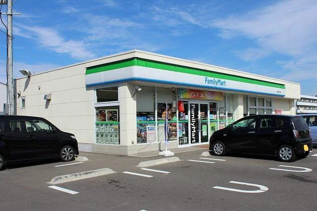 ファミリーマートまで1100m