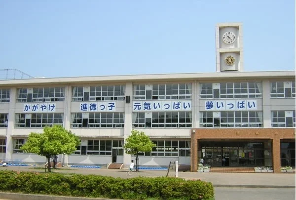 進徳小学校まで240m