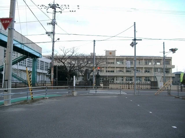 高川原小学校まで1200m